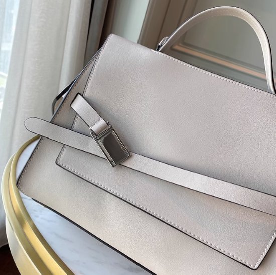 ハンドバッグ レディース バッグ 鞄 かばん ショルダーバッグ 肩掛けバッグ 斜め掛けバッグ きれいめ エレガント 通勤 オフィス OL 牛革 レザー 上品 カジュアル お出かけ おしゃれ 無地 女性