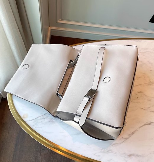 ハンドバッグ レディース バッグ 鞄 かばん ショルダーバッグ 肩掛けバッグ 斜め掛けバッグ きれいめ エレガント 通勤 オフィス OL 牛革 レザー 上品 カジュアル お出かけ おしゃれ 無地 女性