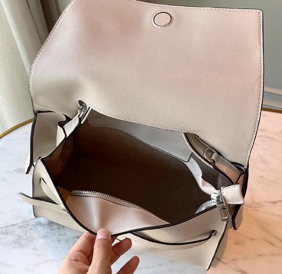 ハンドバッグ レディース バッグ 鞄 かばん ショルダーバッグ 肩掛けバッグ 斜め掛けバッグ きれいめ エレガント 通勤 オフィス OL 牛革 レザー 上品 カジュアル お出かけ おしゃれ 無地 女性