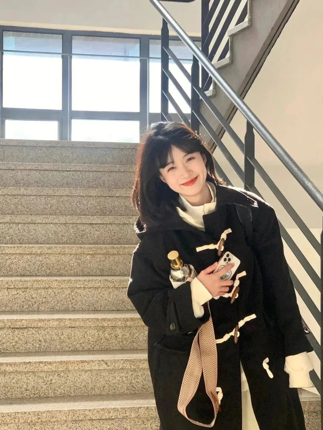 大人っぽチェスターコート ジャケットコート レディース 冬 牛角ボタンウールのコート やせて見える あつさを増す 連帽のラシャコート アカデミック チェスターコート 大人っぽチェスターコート ジャケットコート レディース 冬 牛角ボタンウールのコート やせて見える あつさを増す 連帽のラシャコート アカデミック チェスターコート