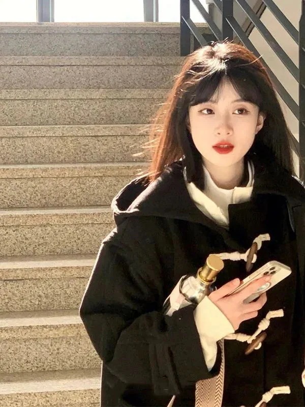 大人っぽチェスターコート ジャケットコート レディース 冬 牛角ボタンウールのコート やせて見える あつさを増す 連帽のラシャコート アカデミック チェスターコート 大人っぽチェスターコート ジャケットコート レディース 冬 牛角ボタンウールのコート やせて見える あつさを増す 連帽のラシャコート アカデミック チェスターコート