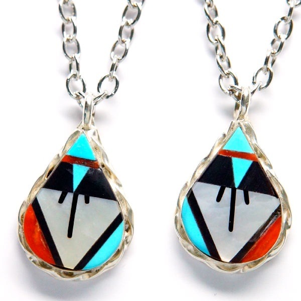 インディアンジュエリー ズニ族 マルチカラー 天然石 ターコイズ オニキス レッドオイスターシェル ホワイトマザーパール メンズ シルバー925 雫型 ペンダント ネックレス 写真左/写真右 インディアンジュエリー ズニ族 マルチカラー 天然石 ターコイズ オニキス レッドオイスターシェル ホワイトマザーパール メンズ シルバー925 雫型 ペンダント ネックレス 写真左/写真右
