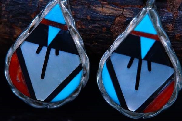 インディアンジュエリー ズニ族 マルチカラー 天然石 ターコイズ オニキス レッドオイスターシェル ホワイトマザーパール メンズ シルバー925 雫型 ペンダント ネックレス 写真左/写真右 インディアンジュエリー ズニ族 マルチカラー 天然石 ターコイズ オニキス レッドオイスターシェル ホワイトマザーパール メンズ シルバー925 雫型 ペンダント ネックレス 写真左/写真右