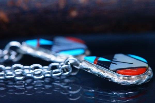 インディアンジュエリー ズニ族 マルチカラー 天然石 ターコイズ オニキス レッドオイスターシェル ホワイトマザーパール メンズ シルバー925 雫型 ペンダント ネックレス 写真左/写真右 インディアンジュエリー ズニ族 マルチカラー 天然石 ターコイズ オニキス レッドオイスターシェル ホワイトマザーパール メンズ シルバー925 雫型 ペンダント ネックレス 写真左/写真右