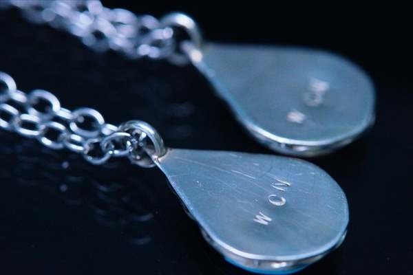 インディアンジュエリー ズニ族 マルチカラー 天然石 ターコイズ オニキス レッドオイスターシェル ホワイトマザーパール メンズ シルバー925 雫型 ペンダント ネックレス 写真左/写真右 インディアンジュエリー ズニ族 マルチカラー 天然石 ターコイズ オニキス レッドオイスターシェル ホワイトマザーパール メンズ シルバー925 雫型 ペンダント ネックレス 写真左/写真右