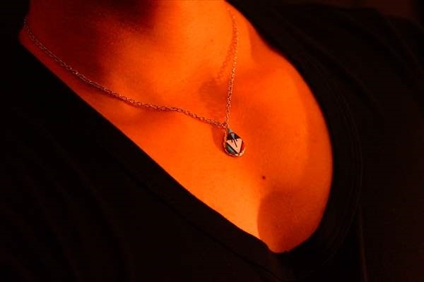 インディアンジュエリー ズニ族 マルチカラー 天然石 ターコイズ オニキス レッドオイスターシェル ホワイトマザーパール メンズ シルバー925 雫型 ペンダント ネックレス 写真左/写真右 インディアンジュエリー ズニ族 マルチカラー 天然石 ターコイズ オニキス レッドオイスターシェル ホワイトマザーパール メンズ シルバー925 雫型 ペンダント ネックレス 写真左/写真右