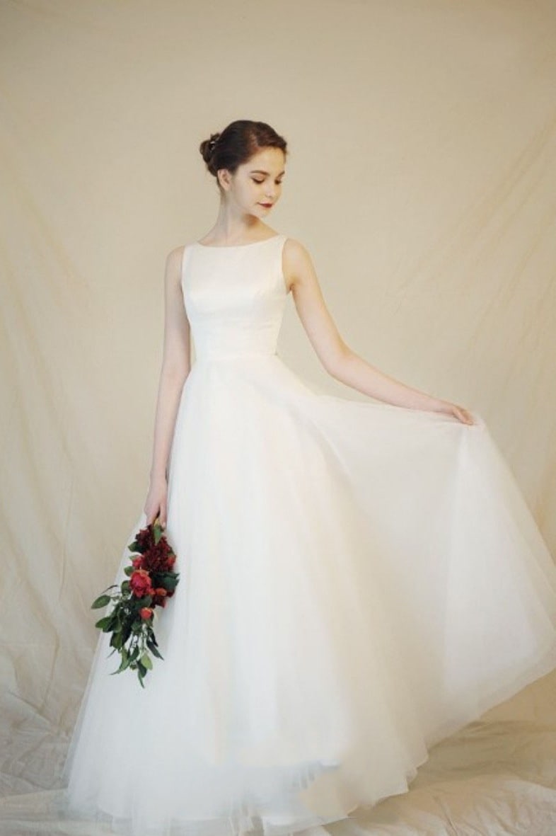 軽いウェディングドレスの新型の肩の復古の軽い紗は身を修めて簡単に小さい背の白い韓国式の軽いドレスのウェディングドレスです 軽いウェディングドレスの新型の肩の復古の軽い紗は身を修めて簡単に小さい背の白い韓国式の軽いドレスのウェディングドレスです