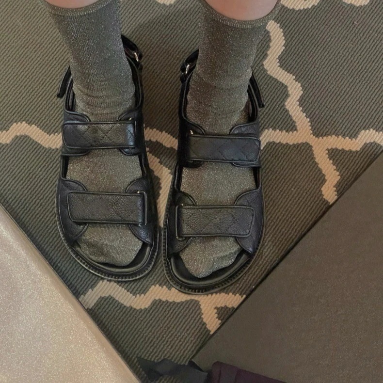 女性用の小さな香りの良いベルクロフラットサンダルのシープスキンバージョン厚底の万能ビーチシューズトレンディなレザーサンダル 女性用の小さな香りの良いベルクロフラットサンダルのシープスキンバージョン厚底の万能ビーチシューズトレンディなレザーサンダル