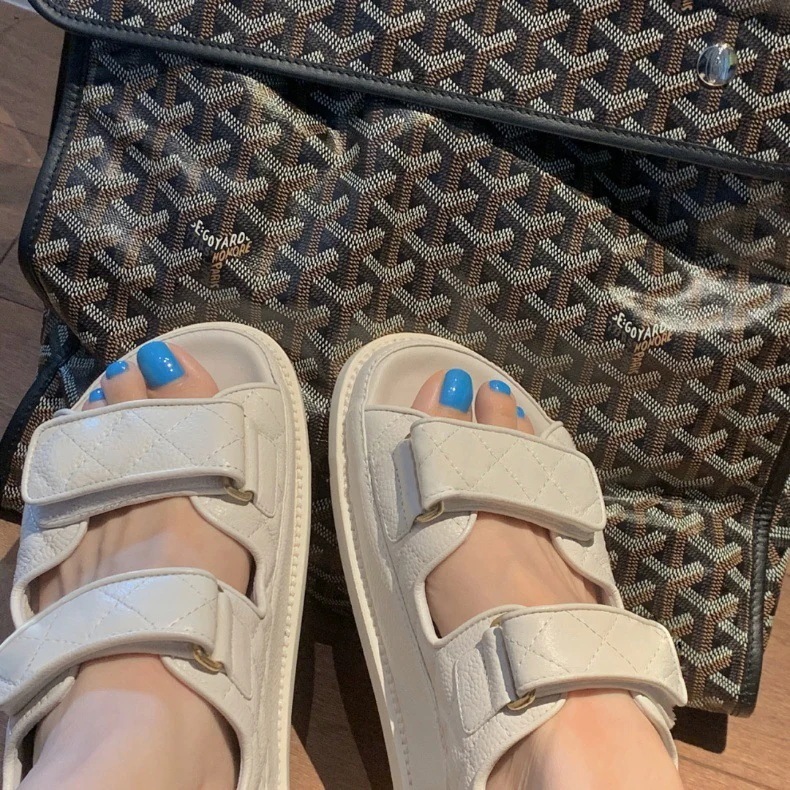 女性用の小さな香りの良いベルクロフラットサンダルのシープスキンバージョン厚底の万能ビーチシューズトレンディなレザーサンダル 女性用の小さな香りの良いベルクロフラットサンダルのシープスキンバージョン厚底の万能ビーチシューズトレンディなレザーサンダル