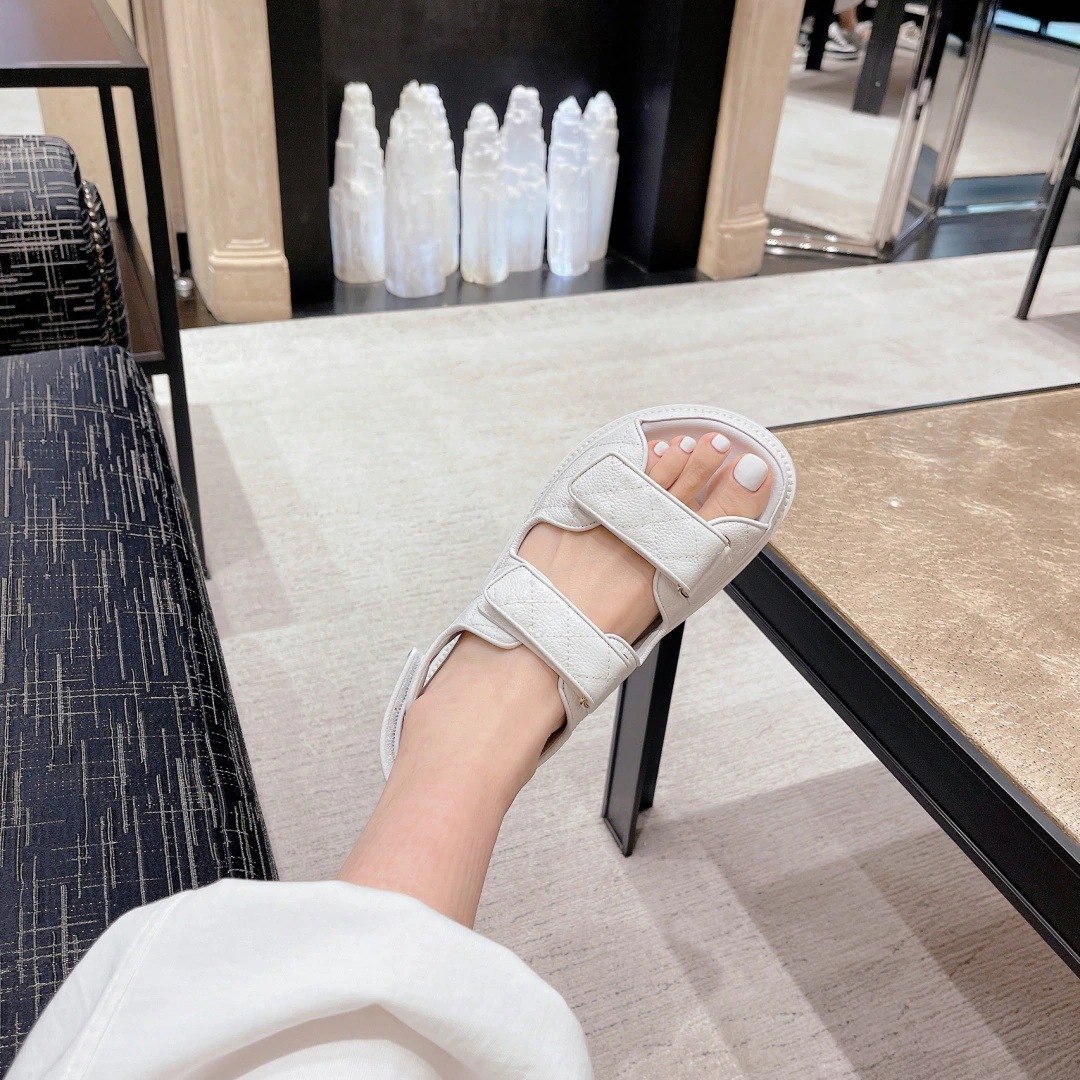 女性用の小さな香りの良いベルクロフラットサンダルのシープスキンバージョン厚底の万能ビーチシューズトレンディなレザーサンダル 女性用の小さな香りの良いベルクロフラットサンダルのシープスキンバージョン厚底の万能ビーチシューズトレンディなレザーサンダル