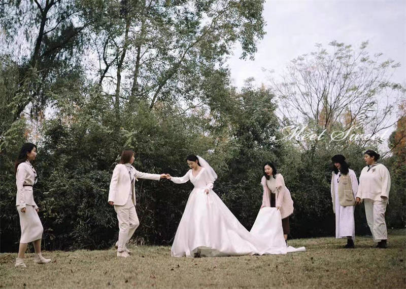 ウェディングドレス 二次会ドレス 結婚式 ブライダルドレス サテン 長袖 ロングスリーブ Vネック 背中開き ロング丈 ロングドレス 前撮り 海外挙式 花嫁ドレス ウエディングドレス 韓国風 プリンセ ウェディングドレス 二次会ドレス 結婚式 ブライダルドレス サテン 長袖 ロングスリーブ Vネック 背中開き ロング丈 ロングドレス 前撮り 海外挙式 花嫁ドレス ウエディングドレス 韓国風 プリンセ