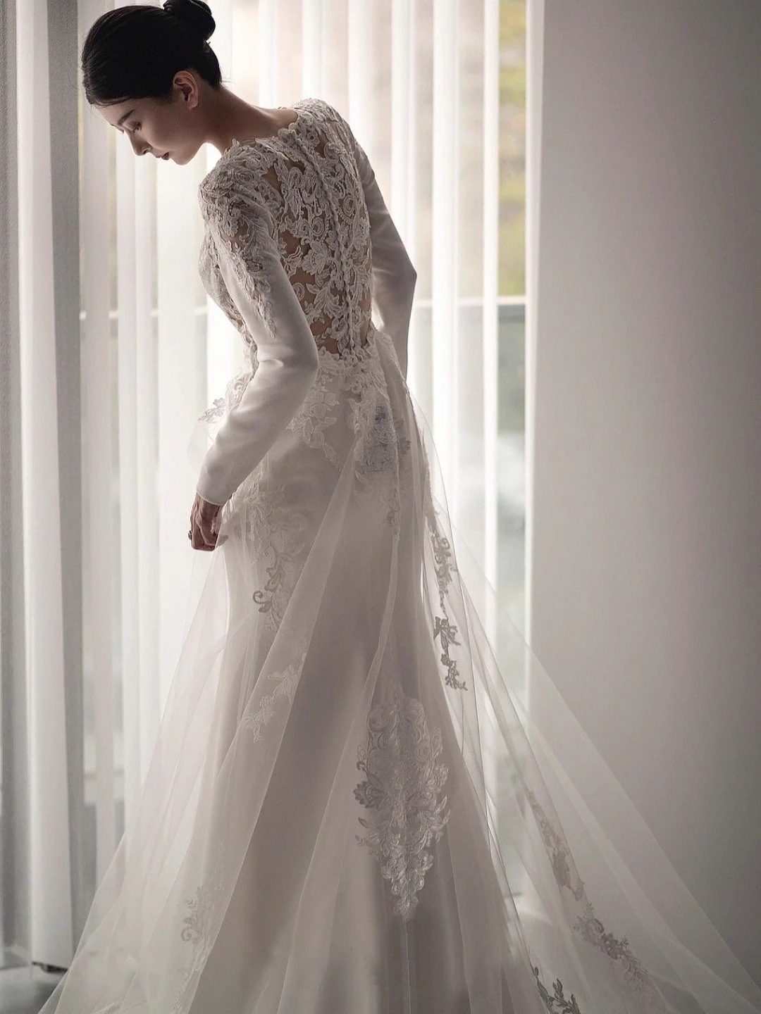 ウエディングドレス 長袖パーティードレス白 結婚式 レースの後ろ裾ドレス Vネック 二次会 花嫁 フォトウエディング ビーチフォト 前撮り 後撮り 披露宴 トレーンドレス Aライン 演奏会 発表会