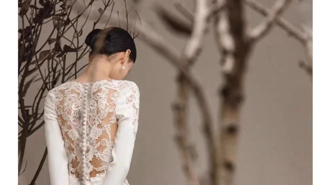 ウエディングドレス 長袖パーティードレス白 結婚式 レースの後ろ裾ドレス Vネック 二次会 花嫁 フォトウエディング ビーチフォト 前撮り 後撮り 披露宴 トレーンドレス Aライン 演奏会 発表会