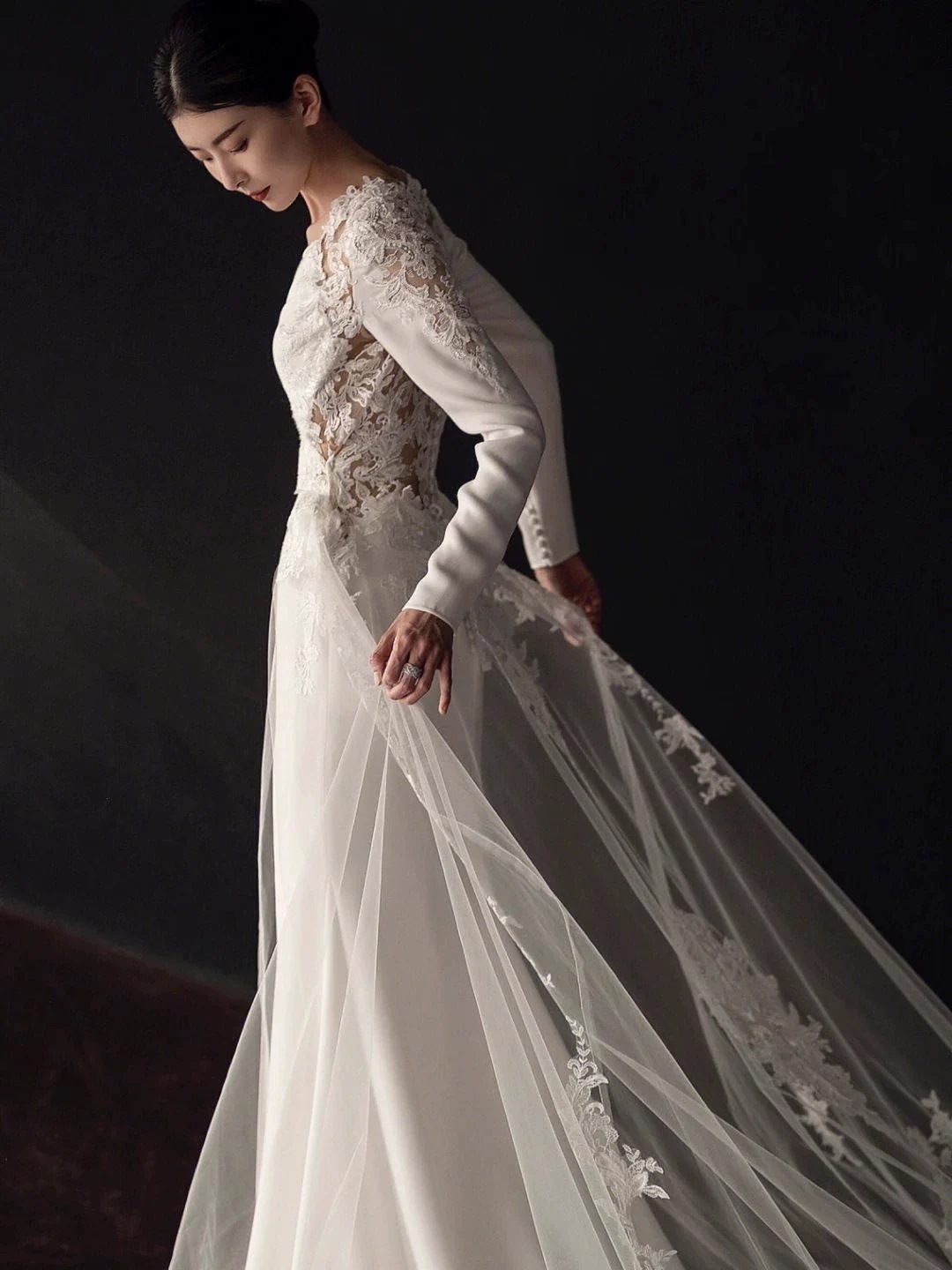ウエディングドレス 長袖パーティードレス白 結婚式 レースの後ろ裾ドレス Vネック 二次会 花嫁 フォトウエディング ビーチフォト 前撮り 後撮り 披露宴 トレーンドレス Aライン 演奏会 発表会