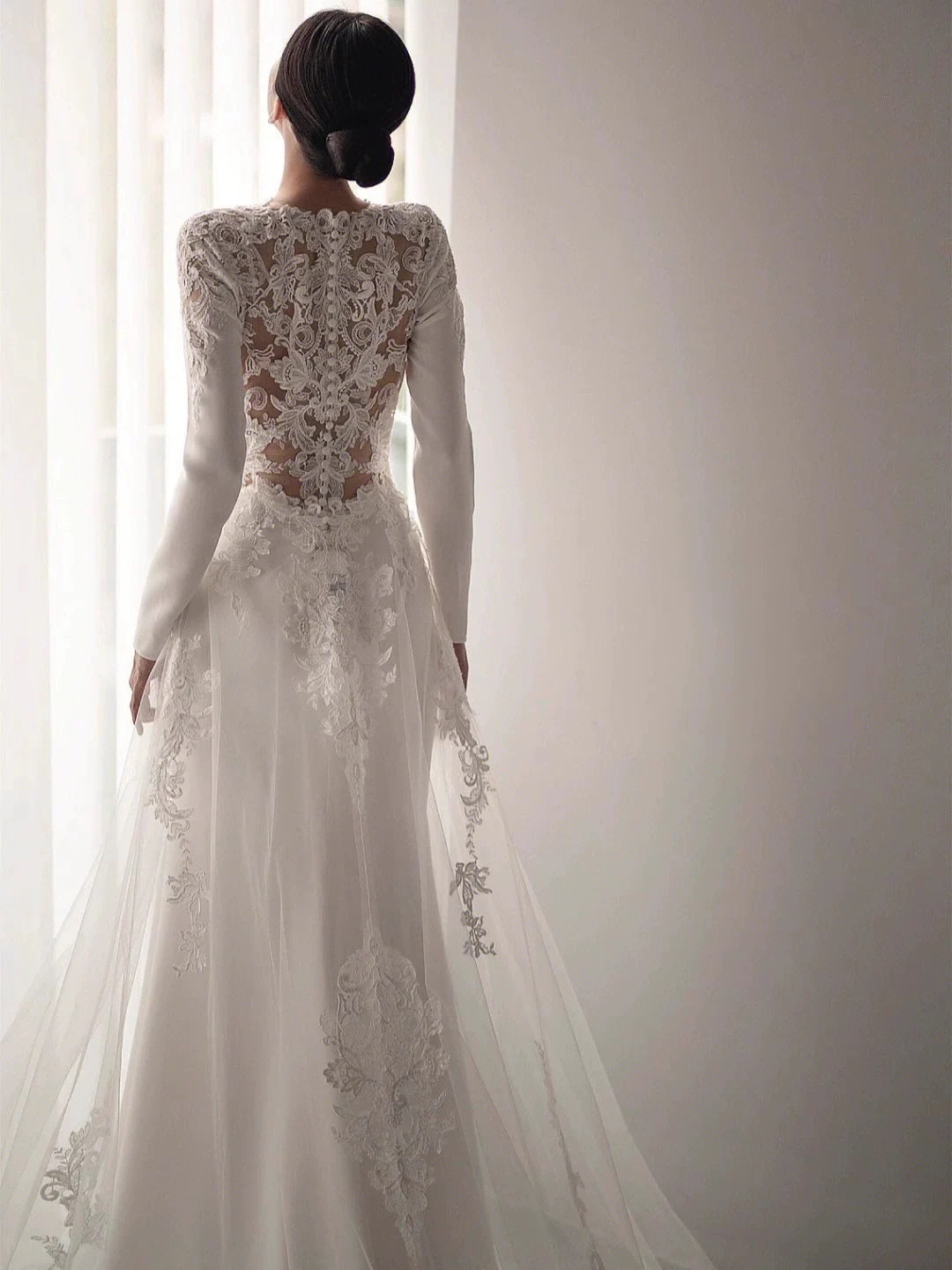 ウエディングドレス 長袖パーティードレス白 結婚式 レースの後ろ裾ドレス Vネック 二次会 花嫁 フォトウエディング ビーチフォト 前撮り 後撮り 披露宴 トレーンドレス Aライン 演奏会 発表会