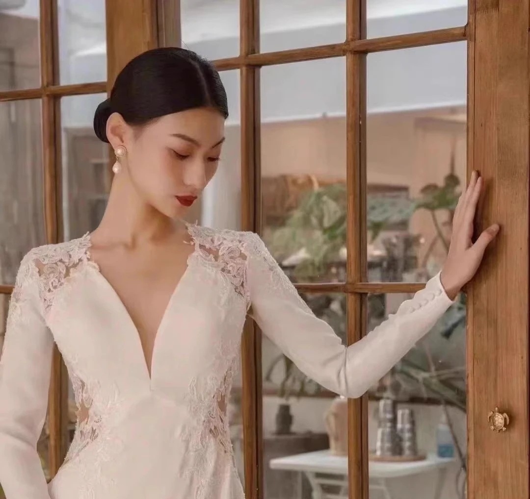 ウエディングドレス 長袖パーティードレス白 結婚式 レースの後ろ裾ドレス Vネック 二次会 花嫁 フォトウエディング ビーチフォト 前撮り 後撮り 披露宴 トレーンドレス Aライン 演奏会 発表会