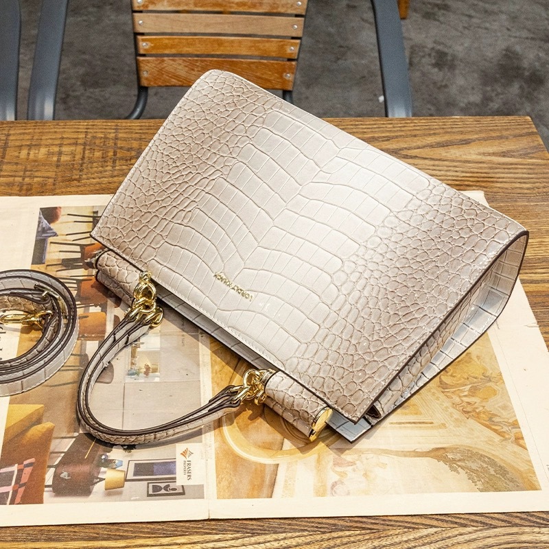 ショルダーバッグ トートバッグ ボディバッグ ハンドバッグ 本革 レディース ワニ柄 コーディネート 通勤 大容量 オフホワイト