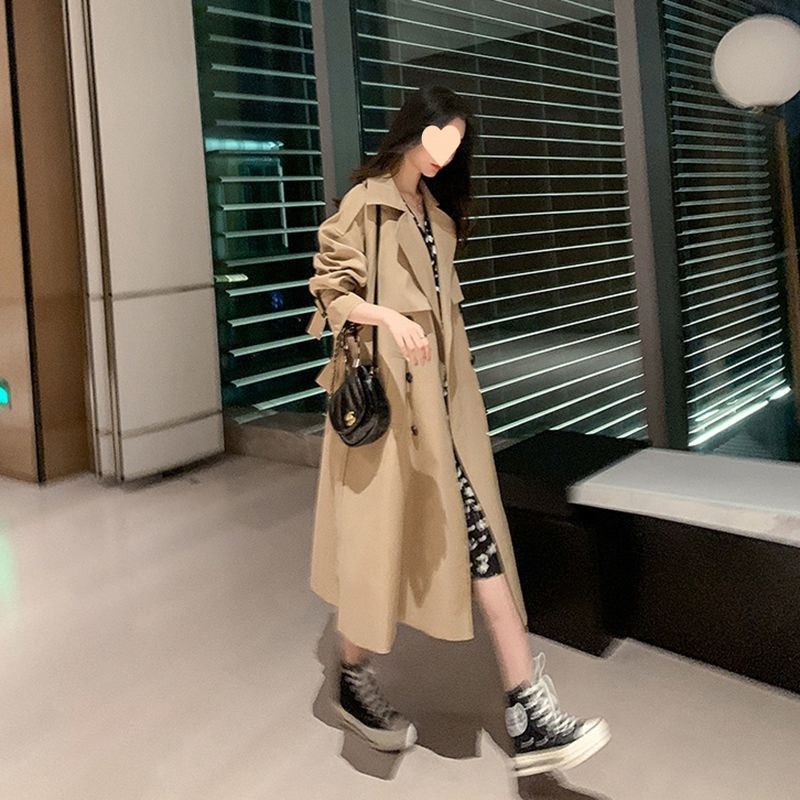 カーキ色のトレンチコートが流行している春の女装の新型の中で膝を越えた韓国版の洋気が小さい