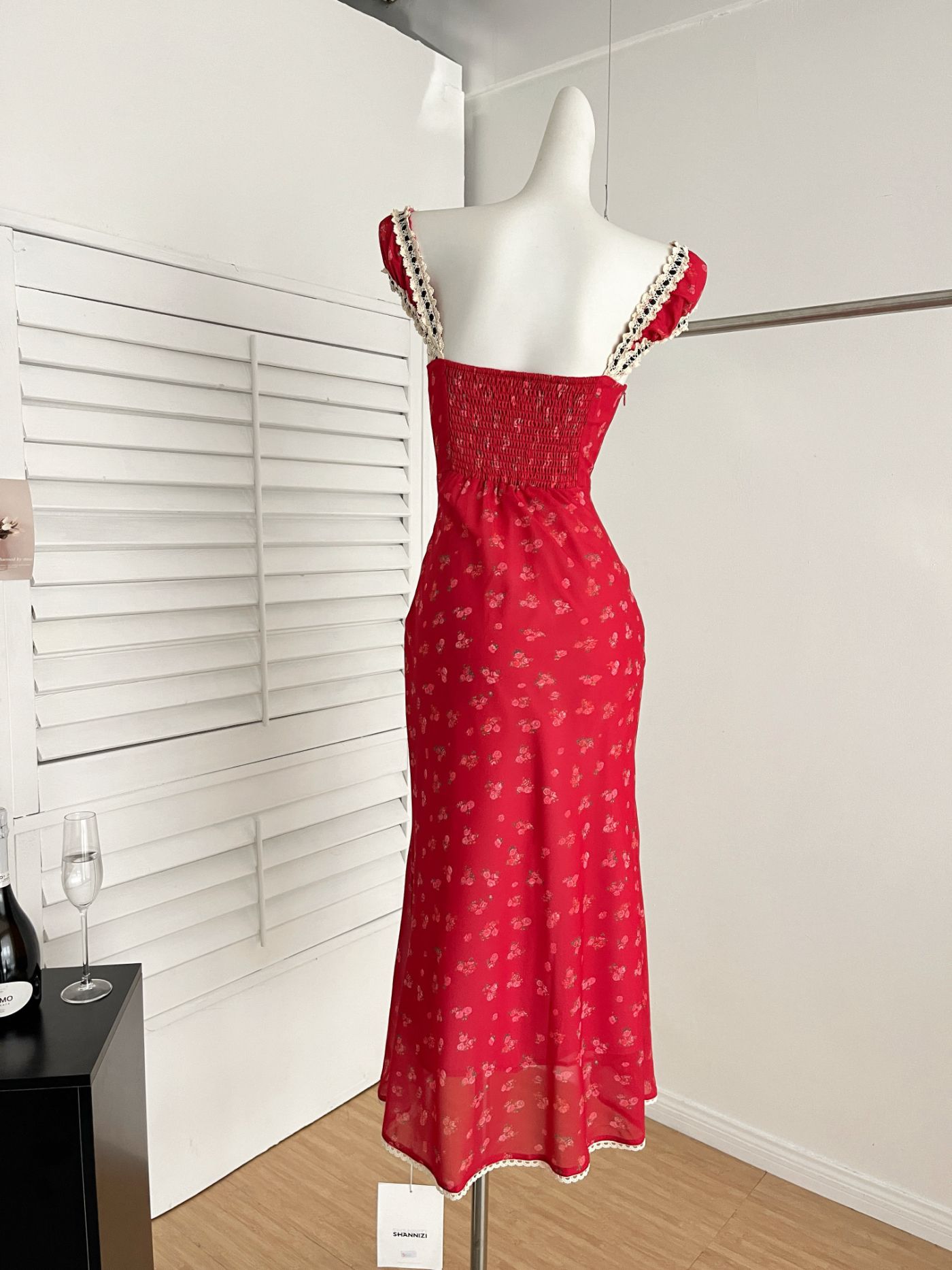 【急速出荷】日さくらんぼの赤いワンピース女性レトロな雰囲気に包まれたヒップスカートフレンチ花柄スカート 【急速出荷】日さくらんぼの赤いワンピース女性レトロな雰囲気に包まれたヒップスカートフレンチ花柄スカート