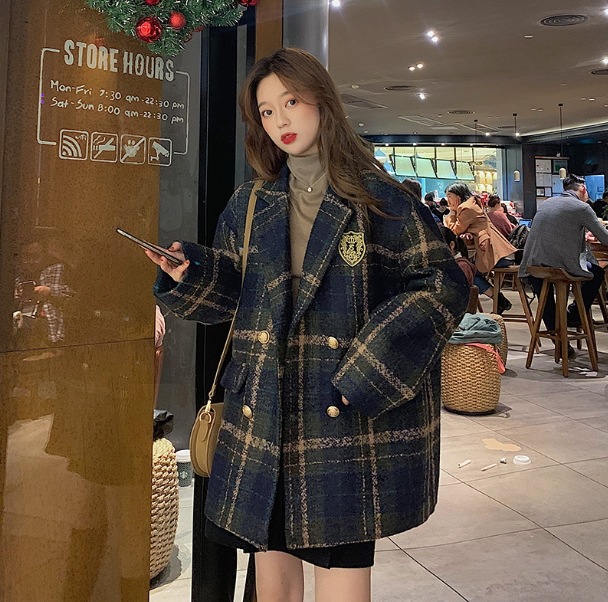 アウター コート ミディアム丈 袖あり 長袖 ラグランスリーブ 襟付き デザイン ボタン ダブルブレスト 美ライン ニュアンス 装飾 かわいい 大人可愛い きれいめ シンプル カジュアル 大人 上品