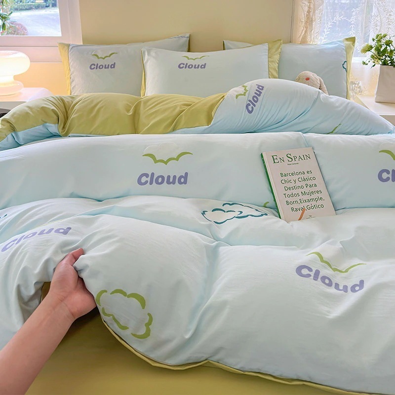 今の流行クラスAの小さな新鮮なとの寮寝具3点セット漫画プリントベッドシーツキルトカバーの4点セット 今の流行クラスAの小さな新鮮なとの寮寝具3点セット漫画プリントベッドシーツキルトカバーの4点セット