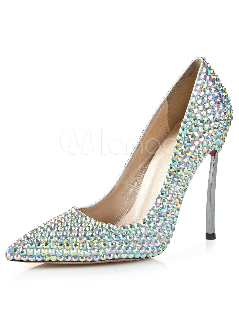 ラインストーンディテールと先のとがったつま先の靴