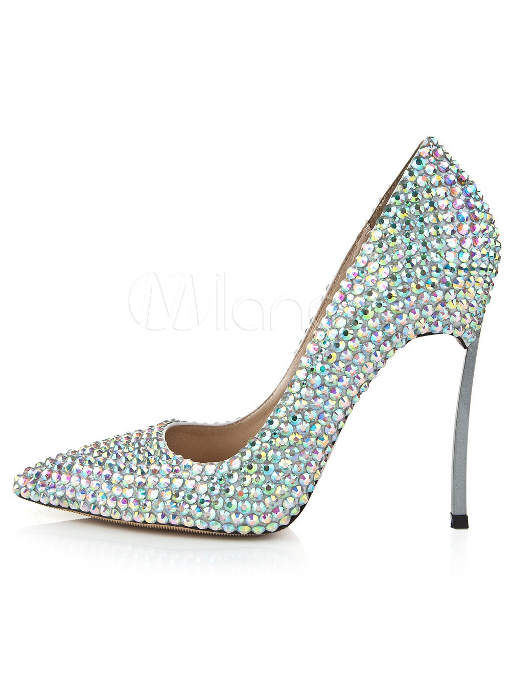 ラインストーンディテールと先のとがったつま先の靴