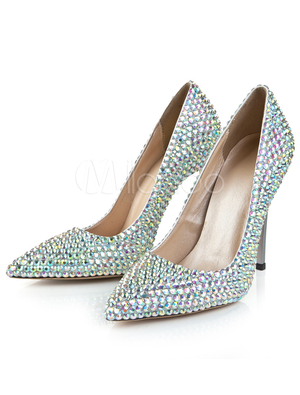 ラインストーンディテールと先のとがったつま先の靴