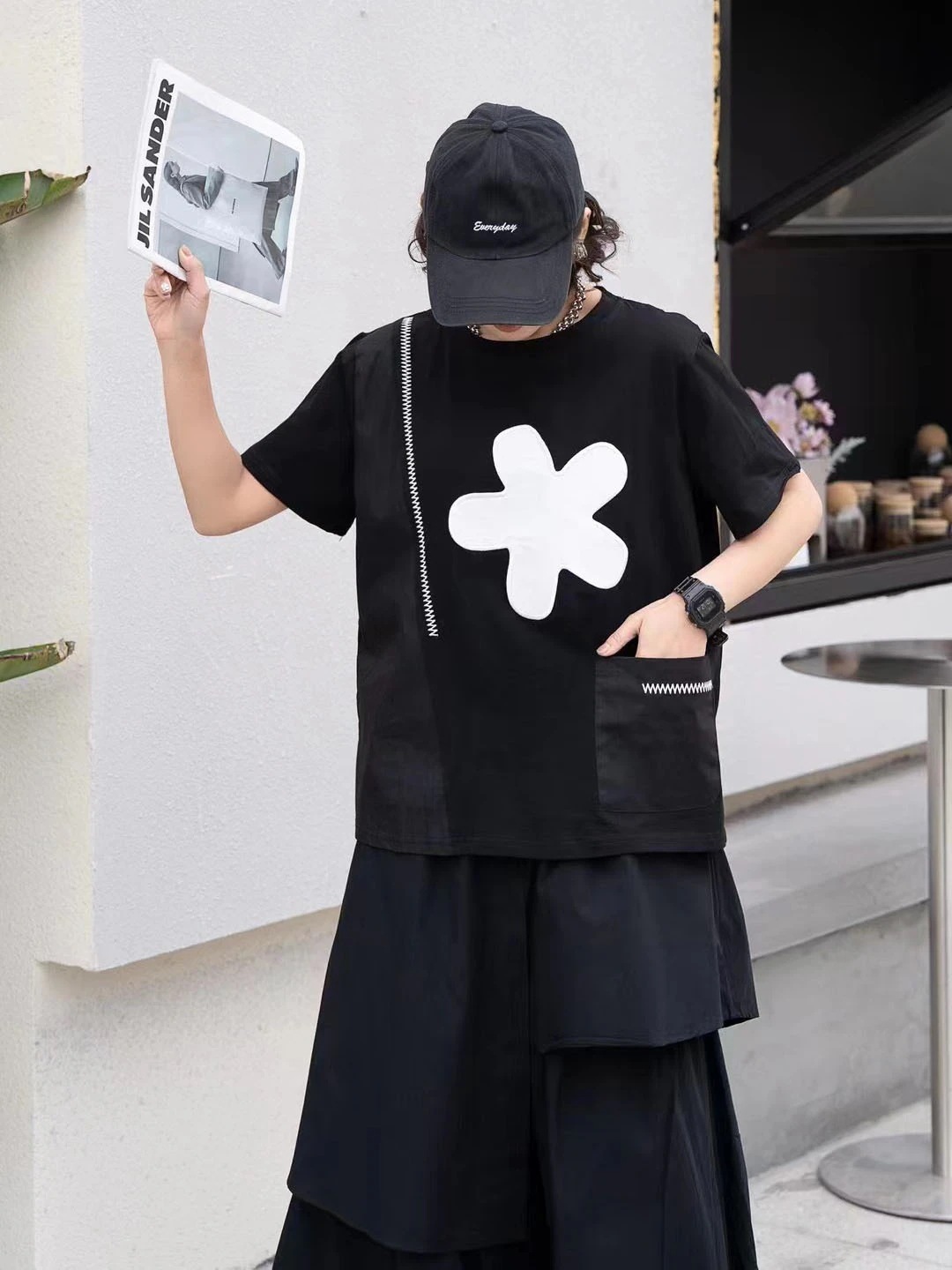 デザイン感貼り布大きな花のせラウンドネック トップスゆるい韓国半袖tシャツ夏の新品ティーシャツ