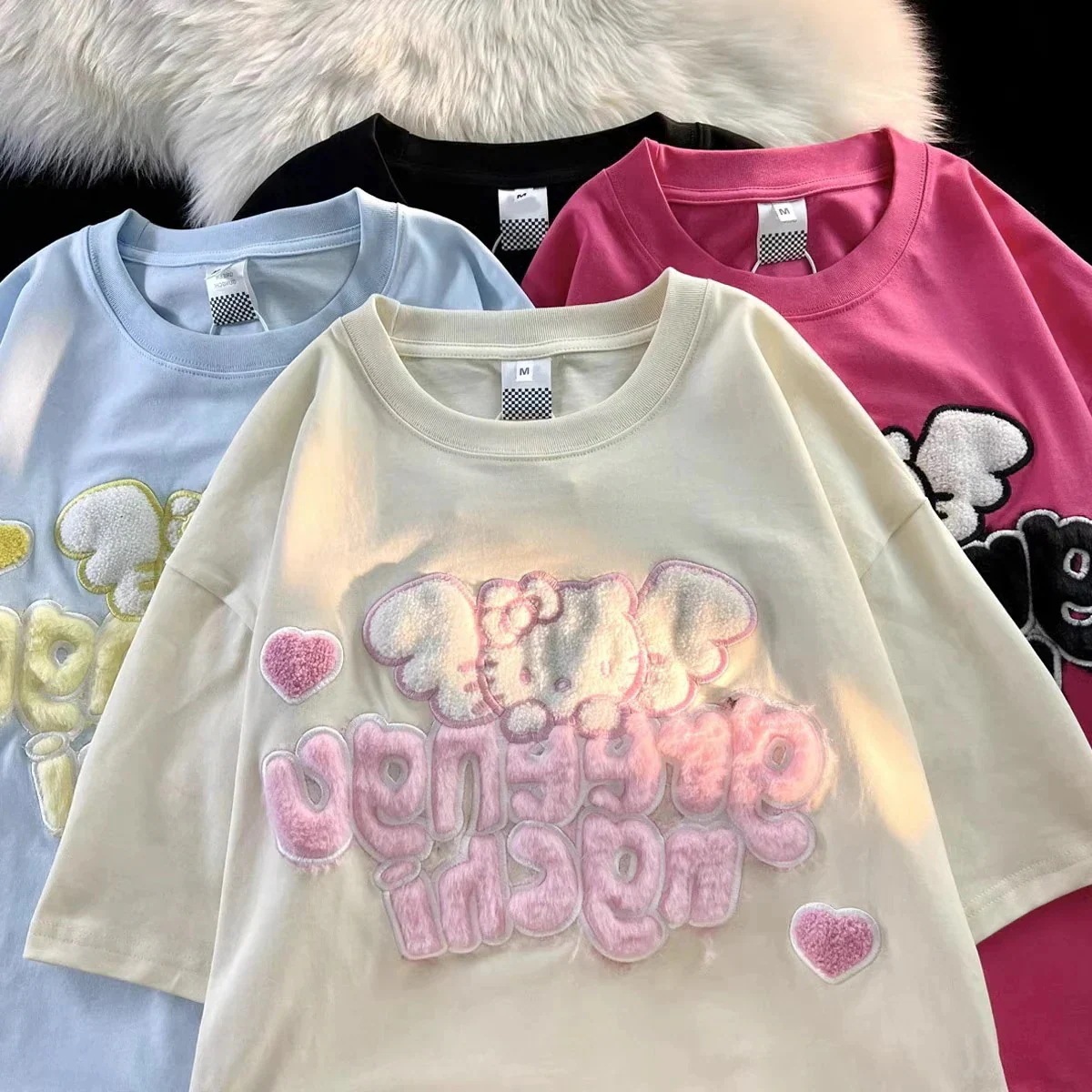 【2個買うと1個無料】ハローキティ半袖かわいい猫コットン半袖tシャツ女性用夏ゆったりカレッジ甘いカップル着用半袖トップ 【2個買うと1個無料】ハローキティ半袖かわいい猫コットン半袖tシャツ女性用夏ゆったりカレッジ甘いカップル着用半袖トップ