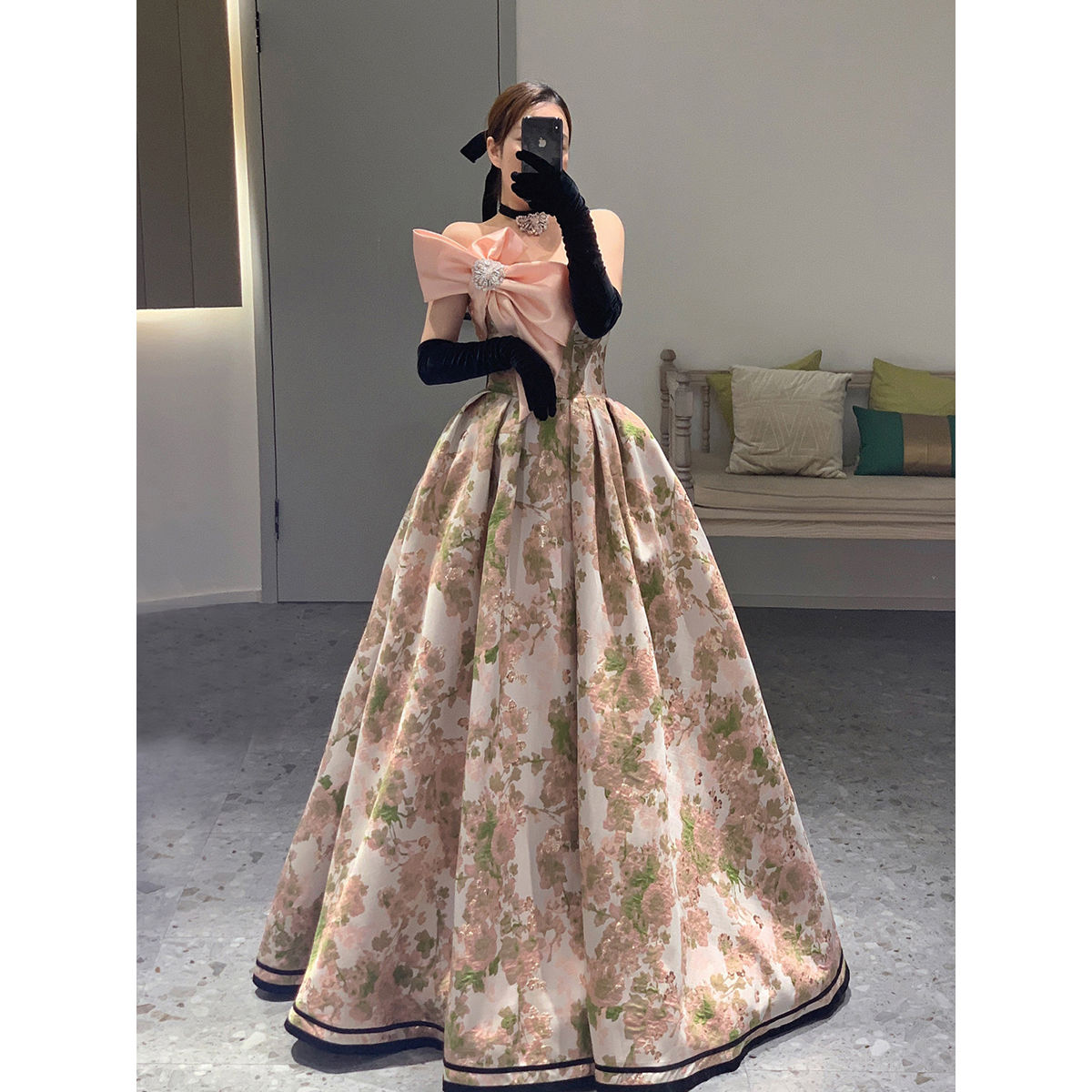 ヘップバーンのタキシードのスタイルは逃げる王女の婚約ドレスの宴会で公演服を司会します