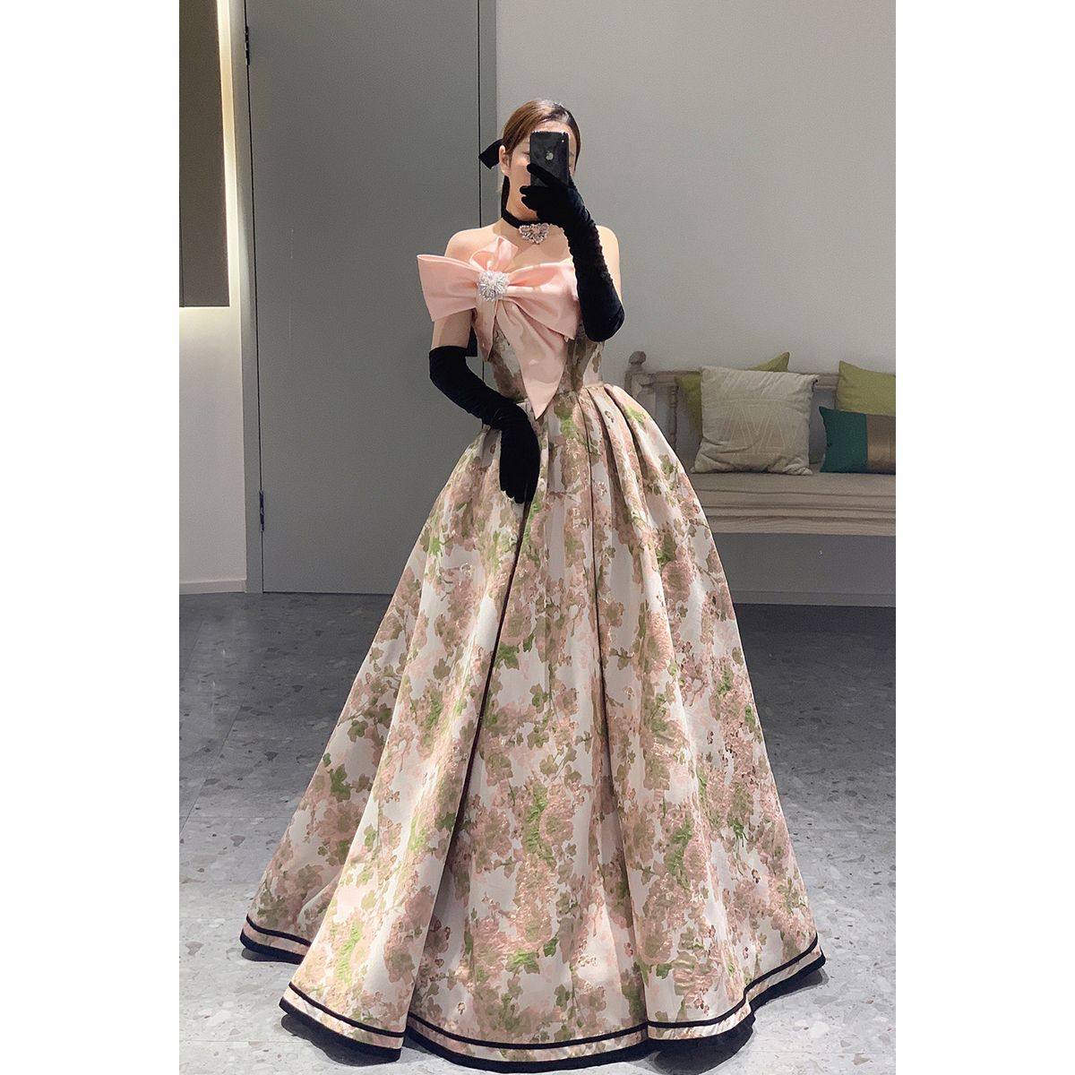 ヘップバーンのタキシードのスタイルは逃げる王女の婚約ドレスの宴会で公演服を司会します