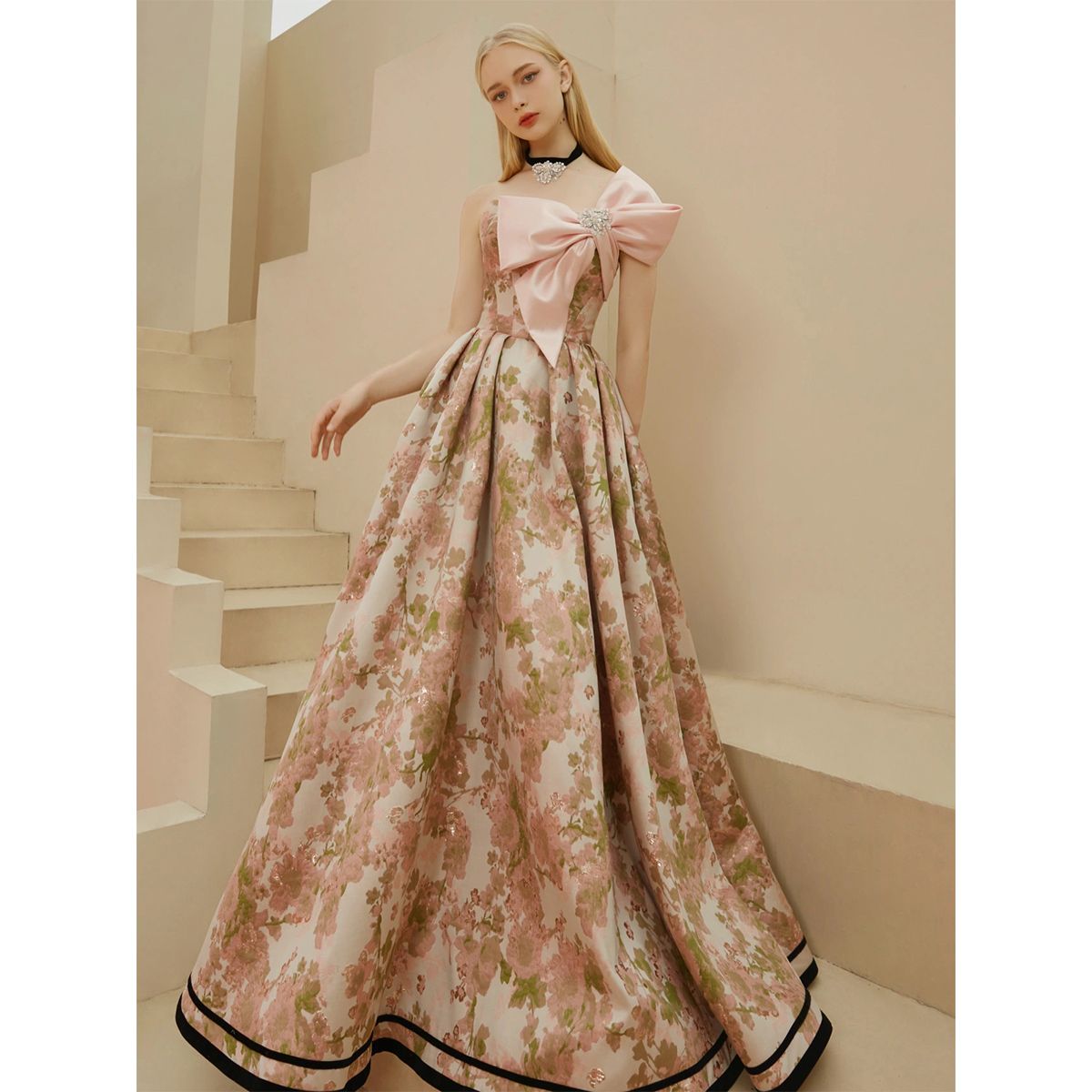 ヘップバーンのタキシードのスタイルは逃げる王女の婚約ドレスの宴会で公演服を司会します