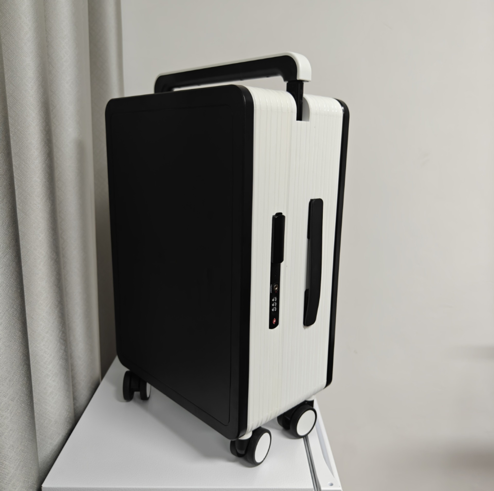 【2024最新版】 スーツケース フロントオープン usb充電 ミュートレバーボックス 26インチ ワイドタイロッド 丈夫で長持ちする 合理的な設計 大容量 pcスーツケース タイロッドボック 【2024最新版】 スーツケース フロントオープン usb充電 ミュートレバーボックス 26インチ ワイドタイロッド 丈夫で長持ちする 合理的な設計 大容量 pcスーツケース タイロッドボック