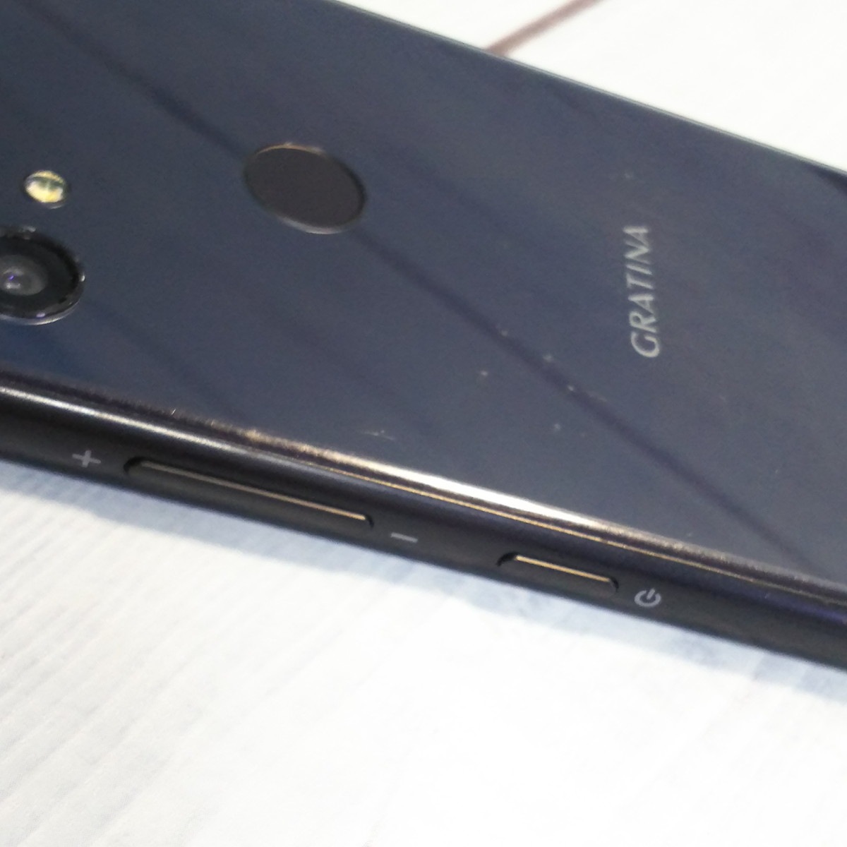 【送料無料】au GRATINA KYV48 ブラック 本体 白ロム SIMロック解除済み SIMフリー 480681