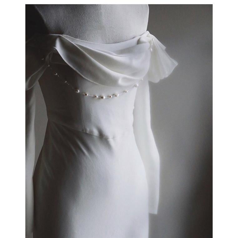 花嫁 ウェディングドレス ファスナー 長袖 肩出し シンプル マーメイドライン 白ドレス ワンピース 花嫁 結婚式 二次会 披露宴 前撮り