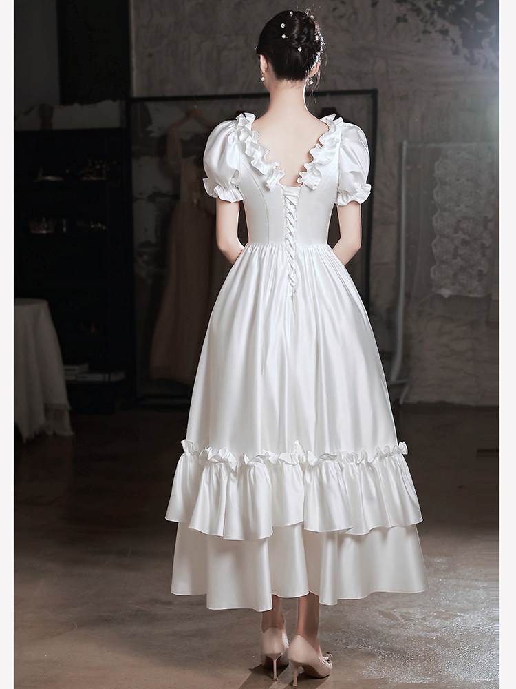 白いイブニングドレスレトロなサテンのウェディングドレス花嫁のドレス登録用の小さな白いドレス妖精の宮殿風のプリンセス