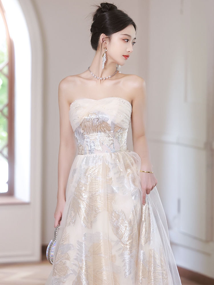 タキシードを司会しています