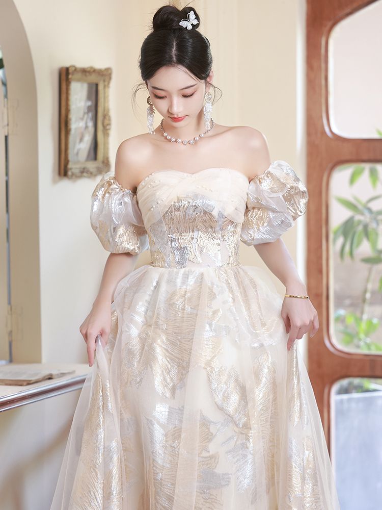 タキシードを司会しています