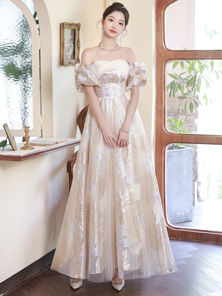 タキシードを司会しています