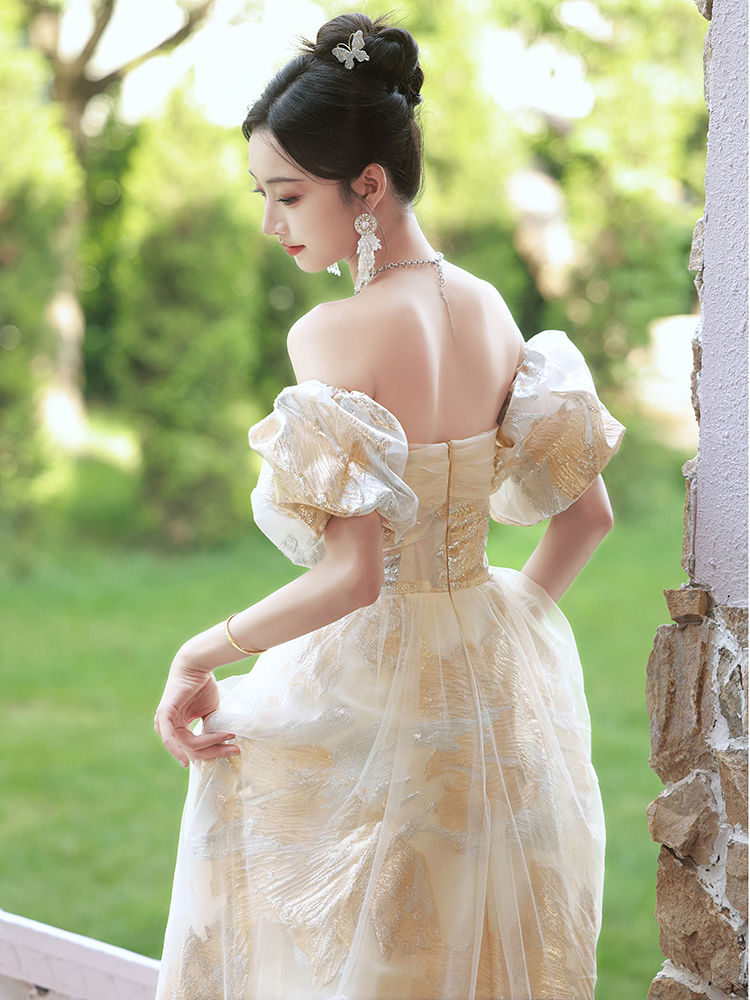 タキシードを司会しています