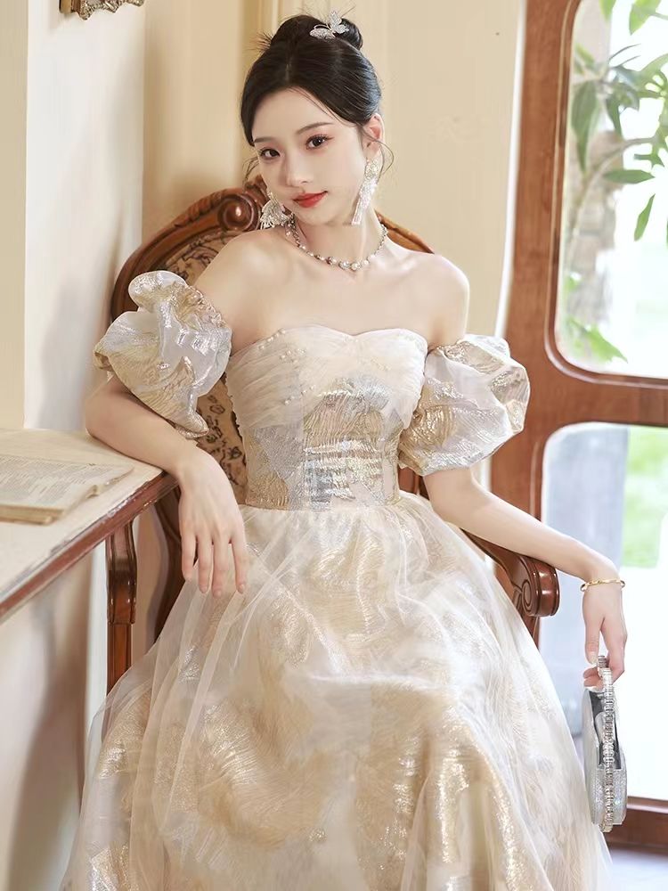 タキシードを司会しています