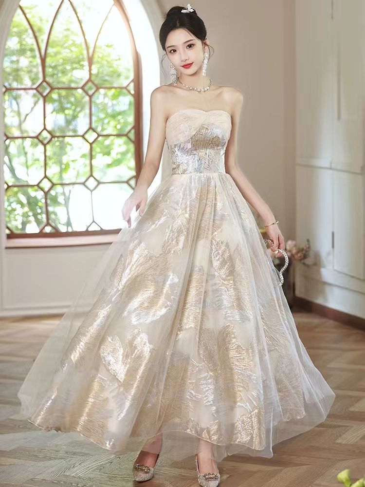 タキシードを司会しています