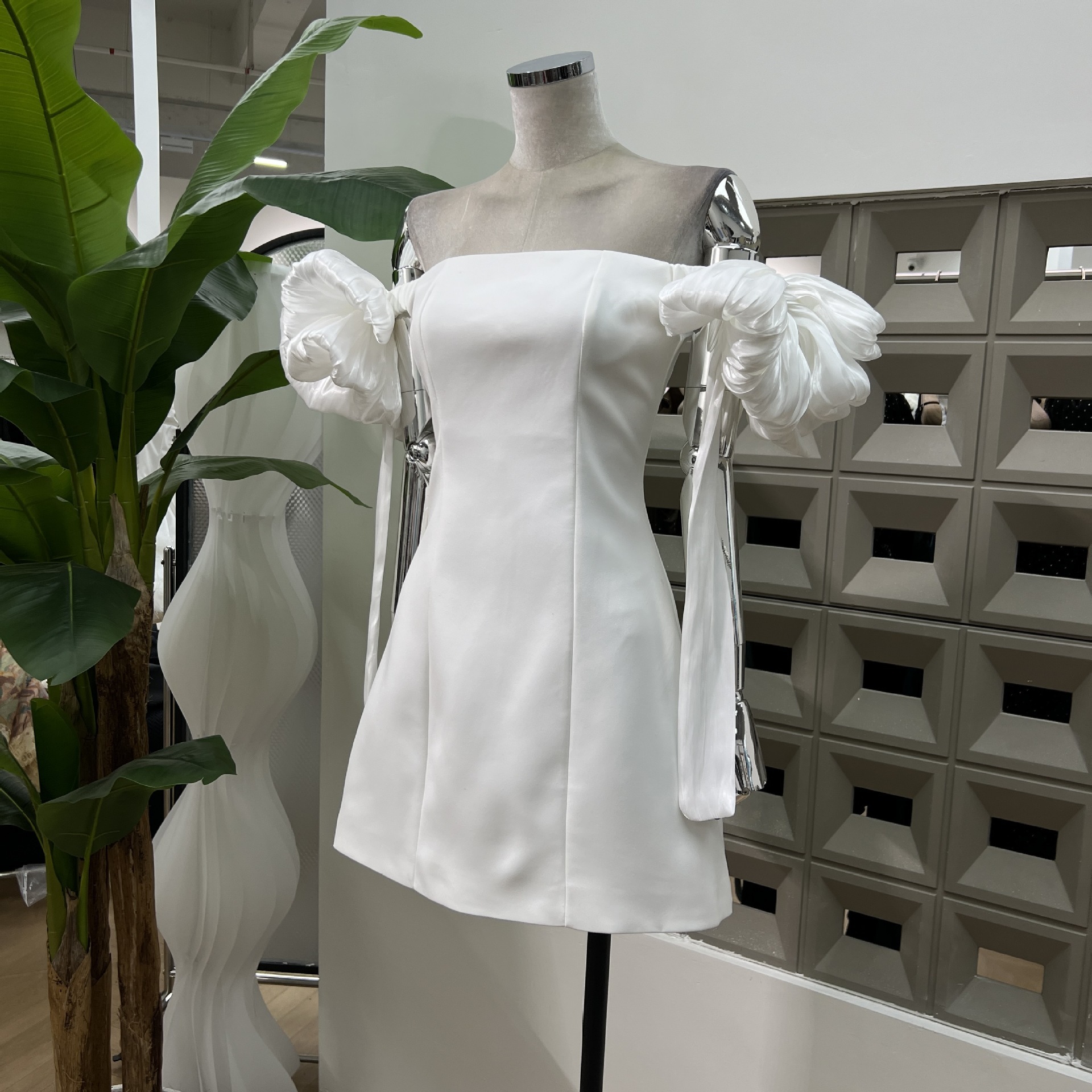 おしゃれな雰囲気の塩系留洋娘のドレスは肩a版の純色のワンピースをデザインしています おしゃれな雰囲気の塩系留洋娘のドレスは肩a版の純色のワンピースをデザインしています