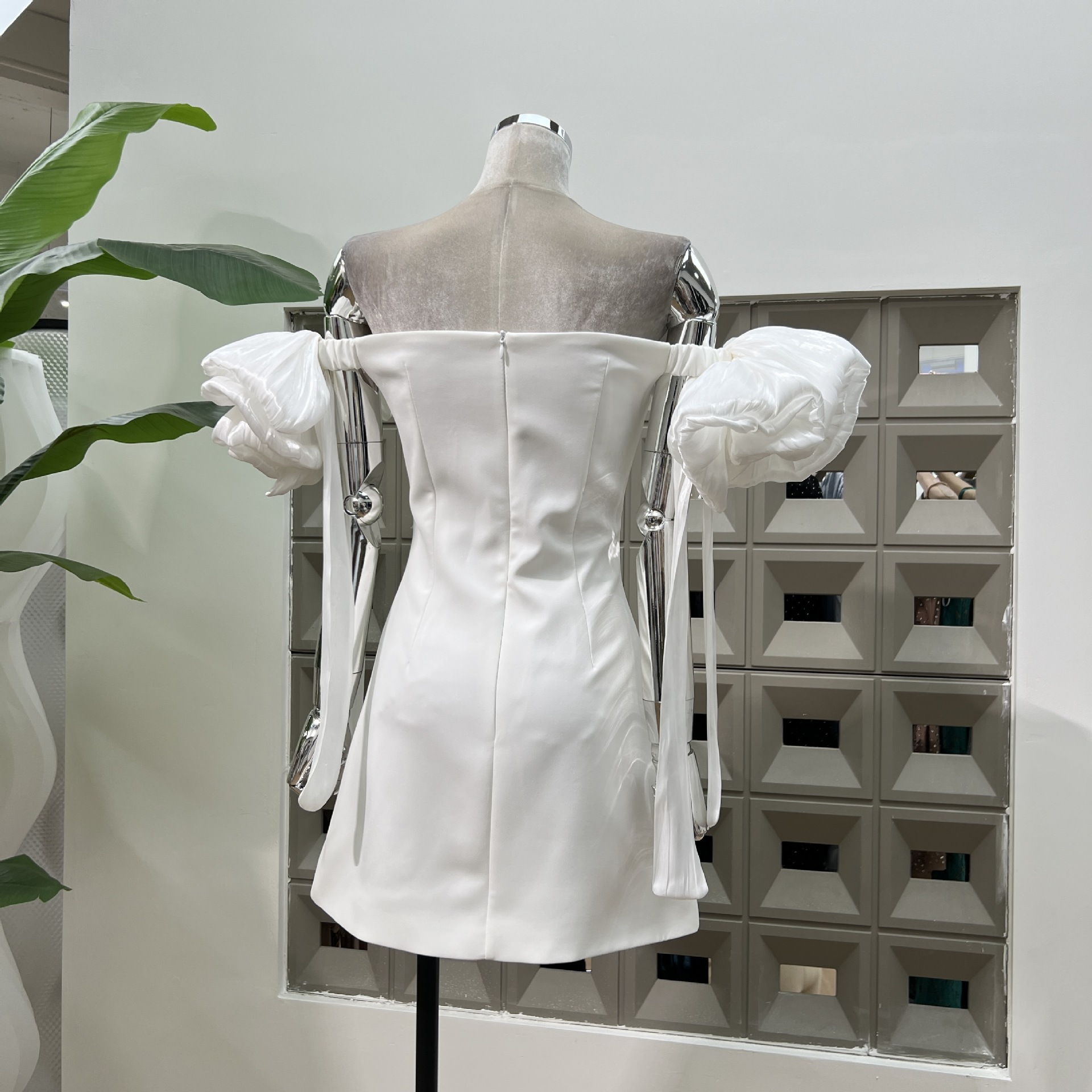 おしゃれな雰囲気の塩系留洋娘のドレスは肩a版の純色のワンピースをデザインしています おしゃれな雰囲気の塩系留洋娘のドレスは肩a版の純色のワンピースをデザインしています