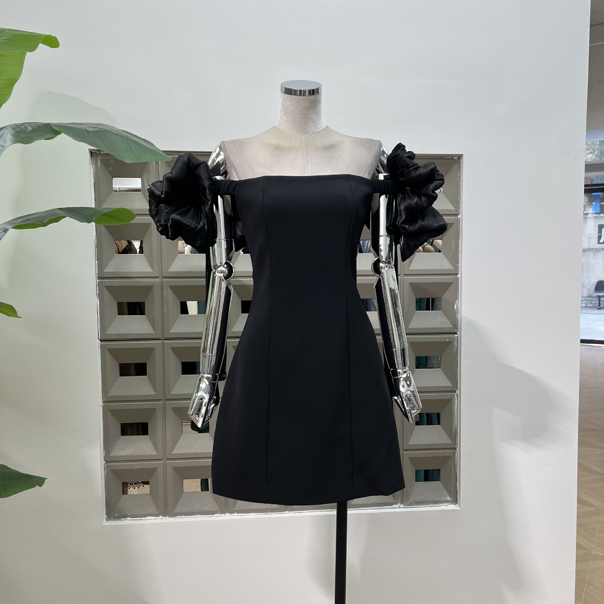 おしゃれな雰囲気の塩系留洋娘のドレスは肩a版の純色のワンピースをデザインしています おしゃれな雰囲気の塩系留洋娘のドレスは肩a版の純色のワンピースをデザインしています