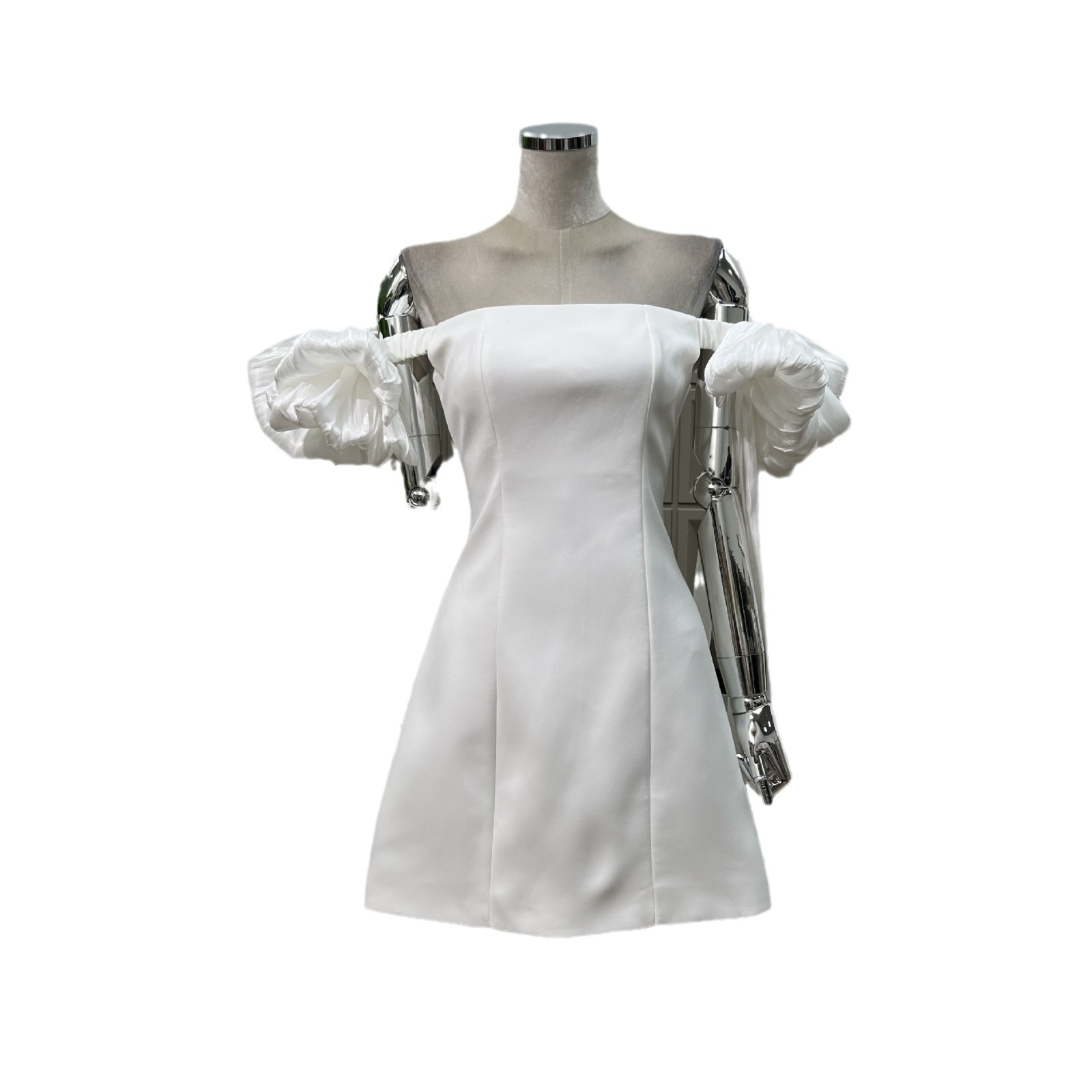 おしゃれな雰囲気の塩系留洋娘のドレスは肩a版の純色のワンピースをデザインしています おしゃれな雰囲気の塩系留洋娘のドレスは肩a版の純色のワンピースをデザインしています