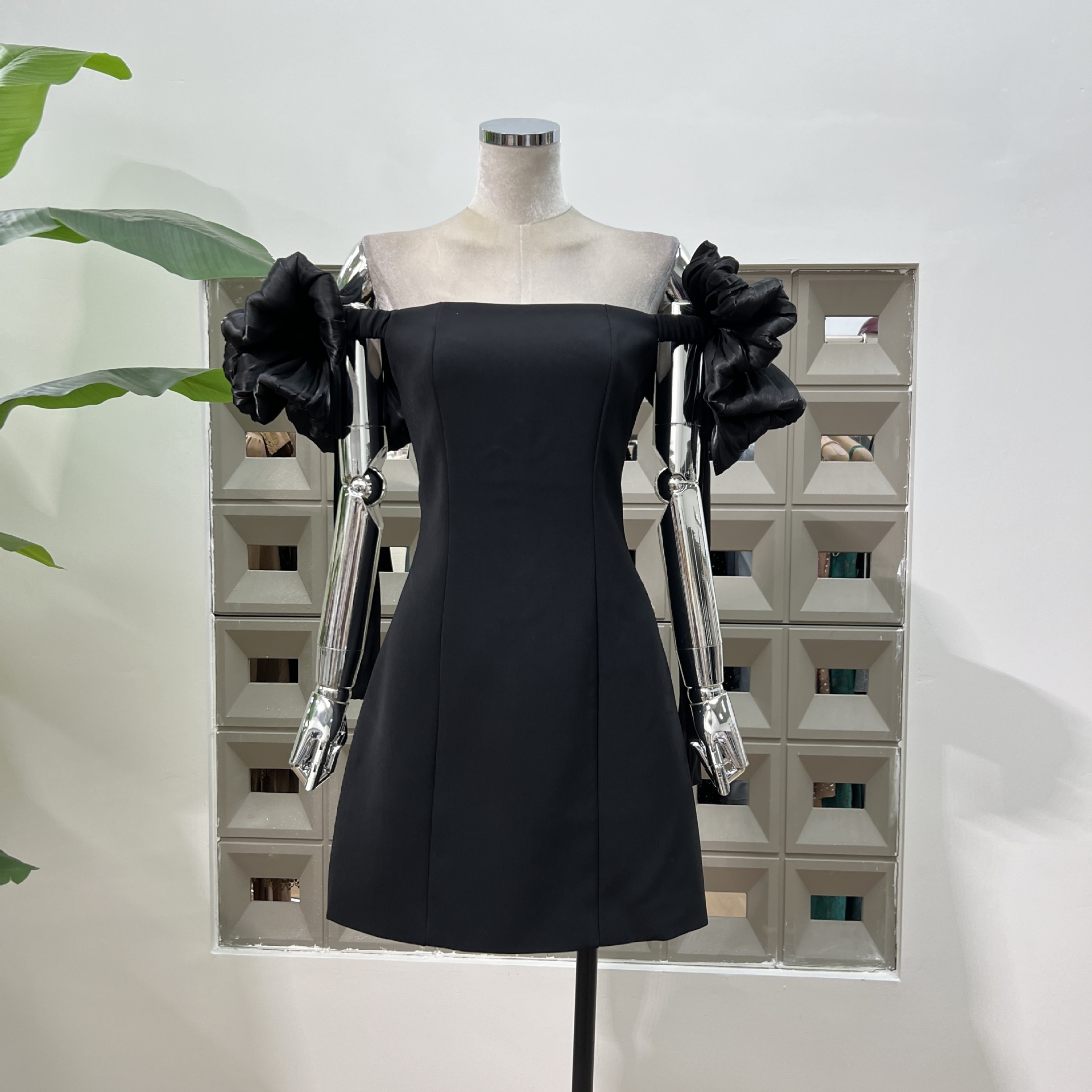 おしゃれな雰囲気の塩系留洋娘のドレスは肩a版の純色のワンピースをデザインしています おしゃれな雰囲気の塩系留洋娘のドレスは肩a版の純色のワンピースをデザインしています