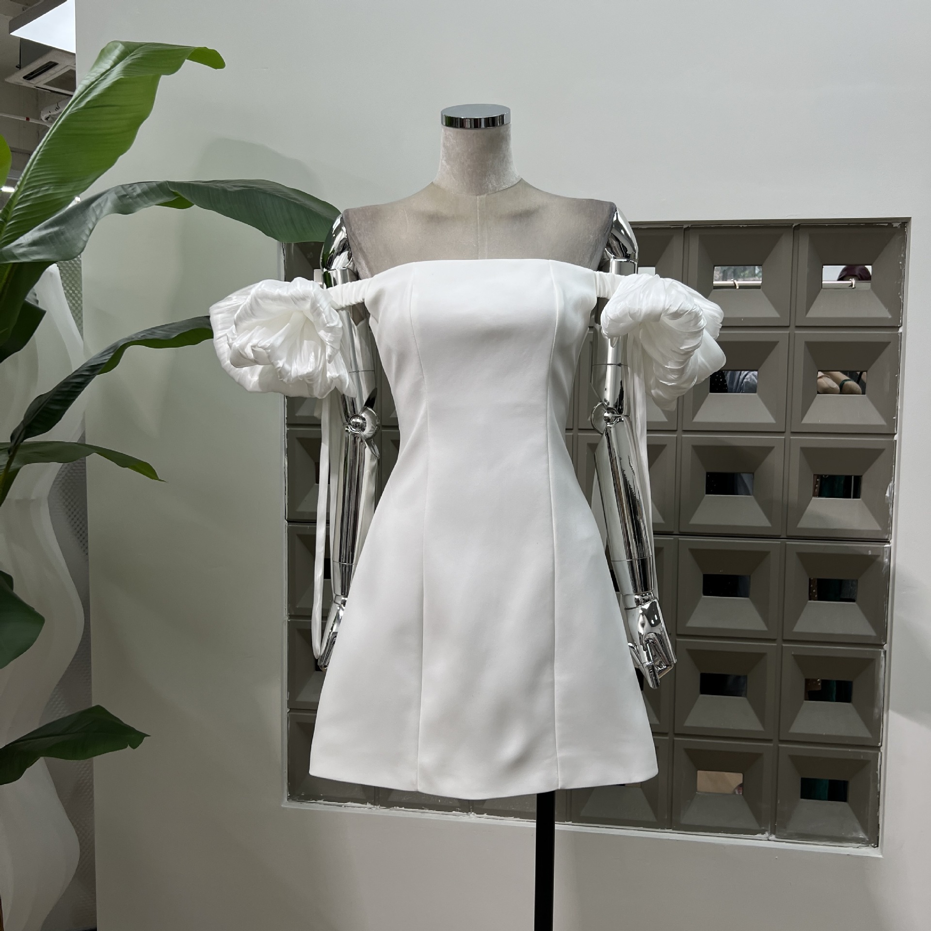 おしゃれな雰囲気の塩系留洋娘のドレスは肩a版の純色のワンピースをデザインしています おしゃれな雰囲気の塩系留洋娘のドレスは肩a版の純色のワンピースをデザインしています