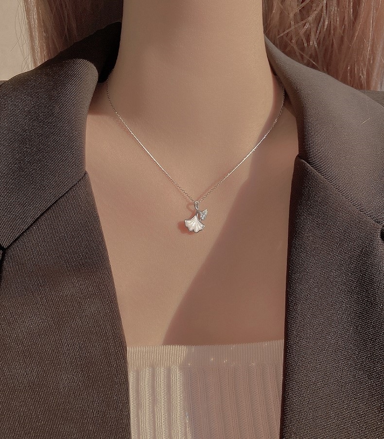 S999 純銀 ネックレス 女性 スターリングシルバー ペンダント アクセサリー イチョウ葉ネックレス きれいめ 大人 上品 おしゃれ エレガント 存在感 オールシーズン レディース デート S999 純銀 ネックレス 女性 スターリングシルバー ペンダント アクセサリー イチョウ葉ネックレス きれいめ 大人 上品 おしゃれ エレガント 存在感 オールシーズン レディース デート